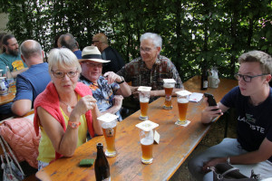 Teilnehmer Stammtisch SPD am Tisch im Biergarten im Gespräch