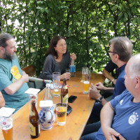 Teilnehmer Stammtisch SPD am Tisch im Biergarten im Gespräch
