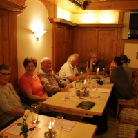 Teilnehmer Stammtisch SPD am Tisch im Gasthaus im Gespräch